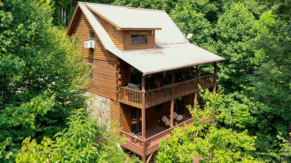Standing Bear Lodge by Escape to Blue Ridge