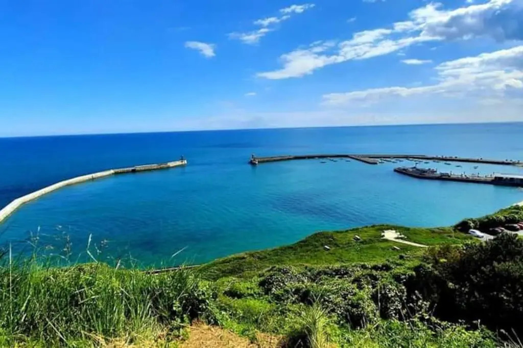 Grande maison , jardin,flipper,babyfoot, ping pong, 1 km mer, proche golf, Port en Bessin, Bayeux et plages du débarquement, adaptée enfants
