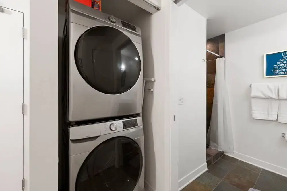 Sleek 2 Bed 2 Bath Condo in Trendy Fulton Market