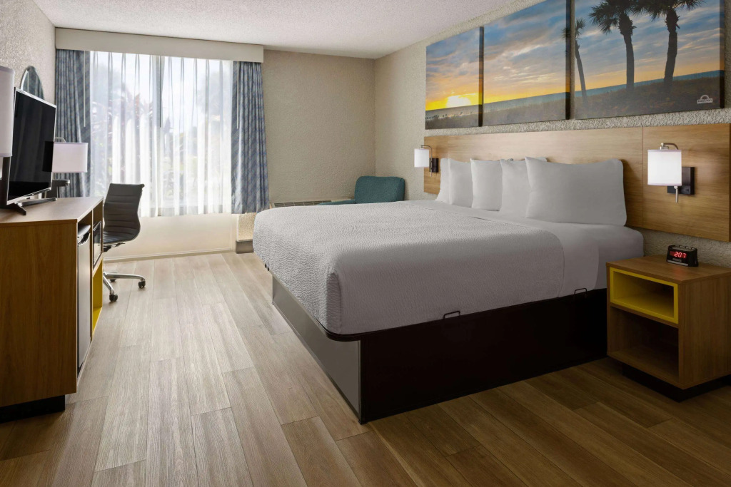 Days Inn & Suites by Wyndham Fort Pierce Midtown
