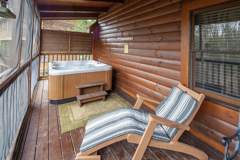 Youngs Hideaway by Eagles Ridge Resort