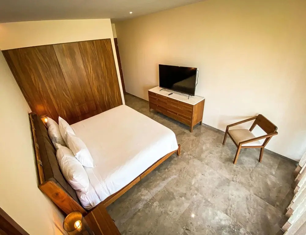 Bright Stylish 2 BR Condo With Pool View Gym Spa Access