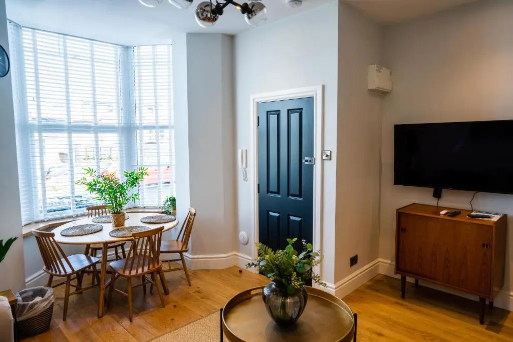 Central, stylish 3 bed apartment with sea views