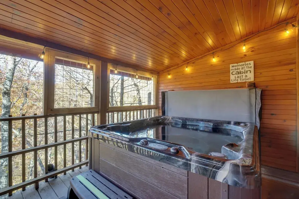Gatlinburg Scenic Cabin w/ Hot Tub 2 Mi to Dtwn