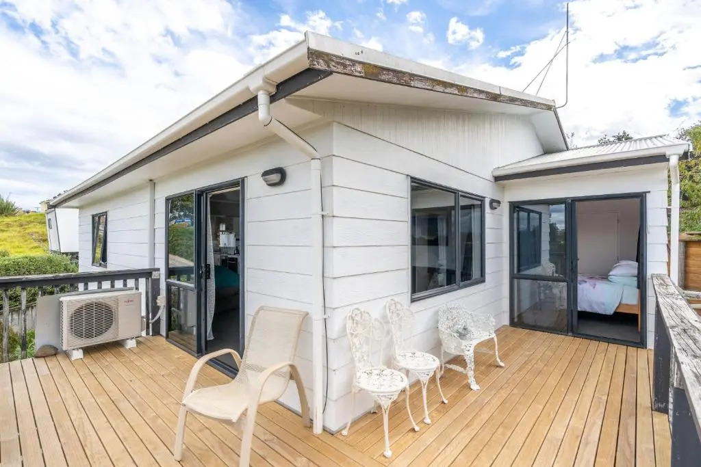 Comfy Raglan Base - Walk to Beach and Village - Roberts St - Family Home Upstairs