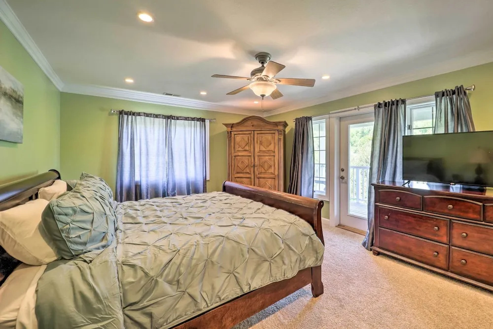 Chic Dtwn Townhouse w/ Hot Tub & Mtn Views!