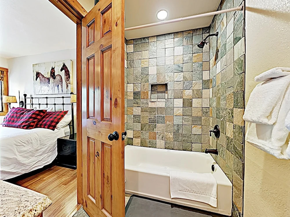 Mountain-view W/ Pool & Hot Tub, Near Skiing 2 Bedroom Condo