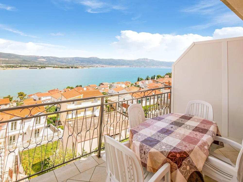 Sea-view Apartment in Mastrinka - Trogir With Balcony
