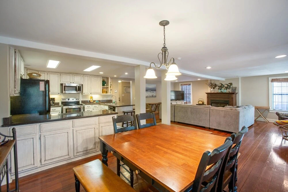 Antigua Key - Just A Couple Blocks To Seawall Beaches, Shops, Restaurants And Pleasure Pier! 4 Bedroom Home by RedAwning