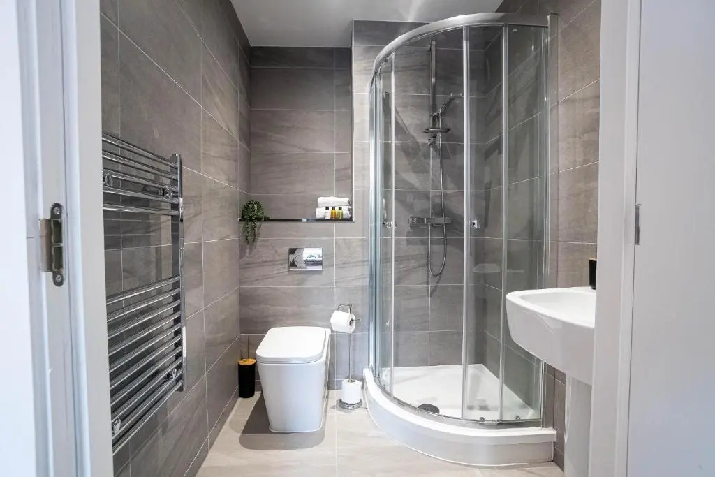 Luxe 3BR Great Central Apartment City View Near Sheffield