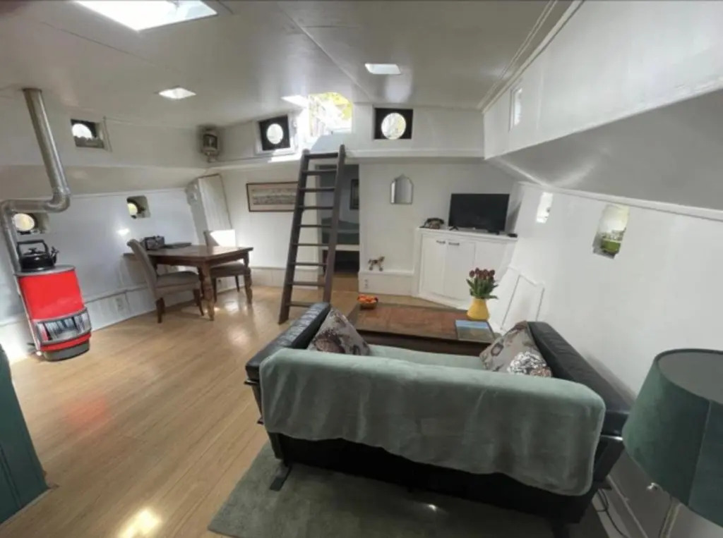 Romantic Houseboat