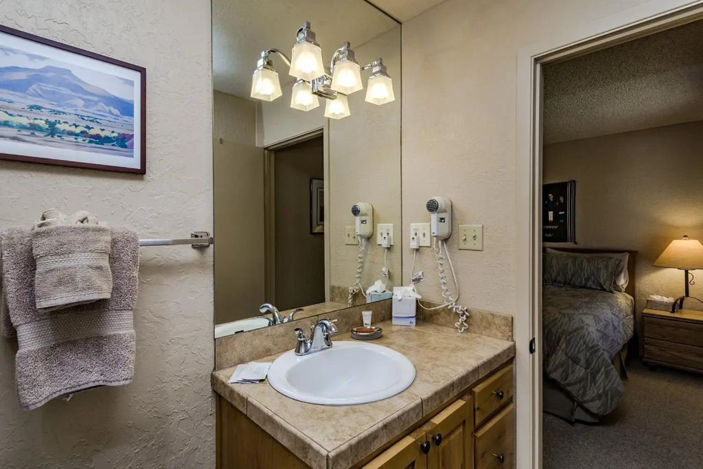 Artist Road #30, 2 Bedrooms, Fireplace, Pool Access, Washer/Dryer, Sleeps 4