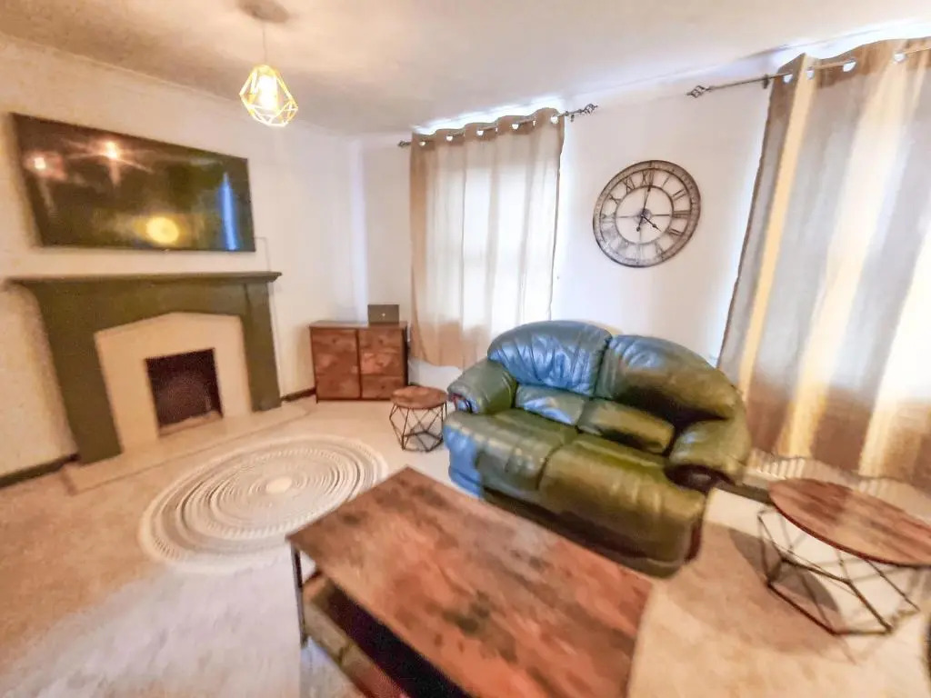 City House in Nice Area - Smart Tv's, 900mb Wifi