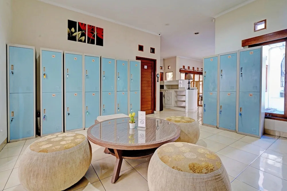 SPOT ON 92975 Aria Hostel Capsul Cihampelas