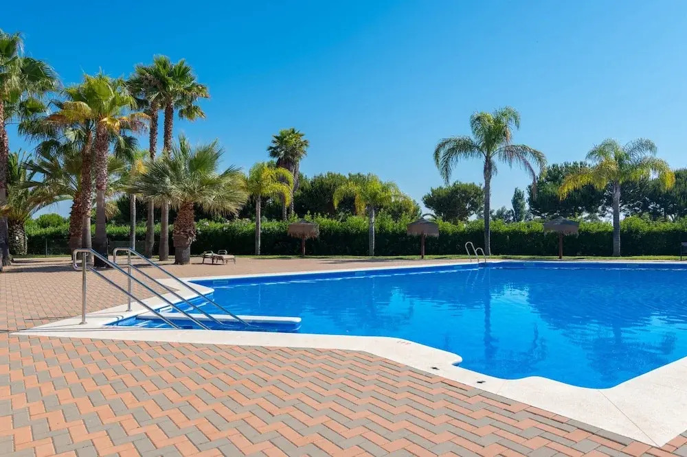 Golfside Comfort With Terrace & Pool
