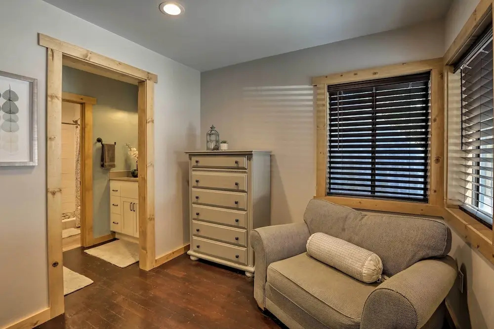 Truckee Family Home, Walk to Lake + 5 Mi to Skiing