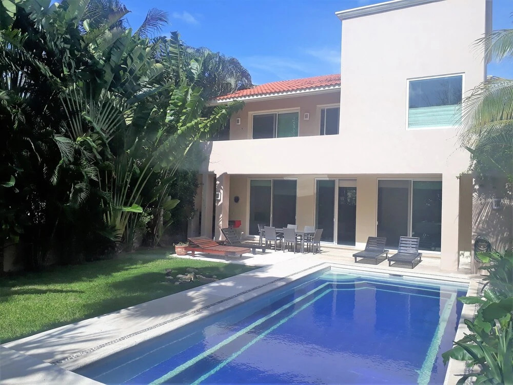 New Listing Close To Beach Sunny Spacious Villa