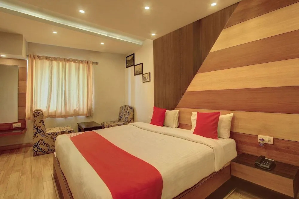 OYO 24825 Hotel Sholas Residency