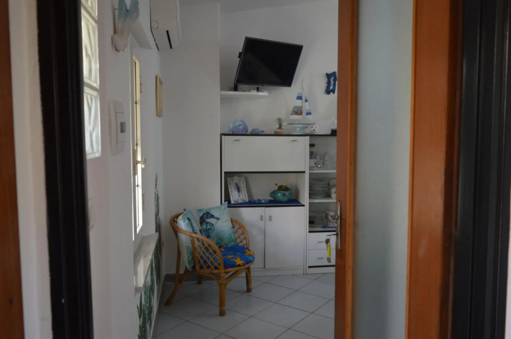 Holiday apartment in a small condominium 300 meters from the sea shore with sea view from the bedroo-Appartamento dei Gabbiani
