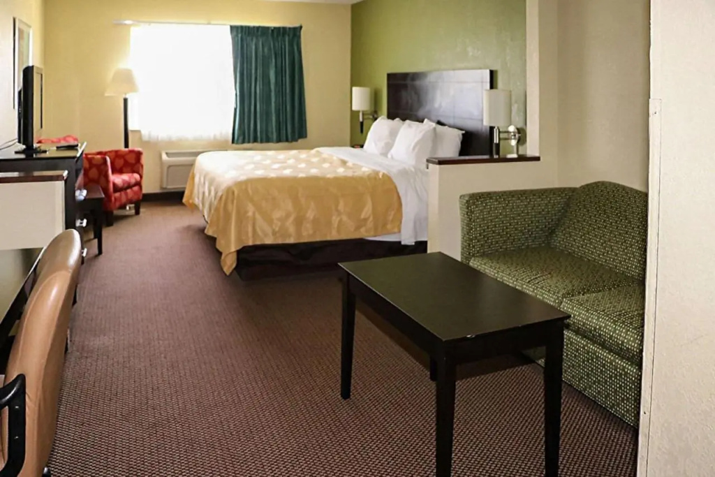 Econo Lodge East