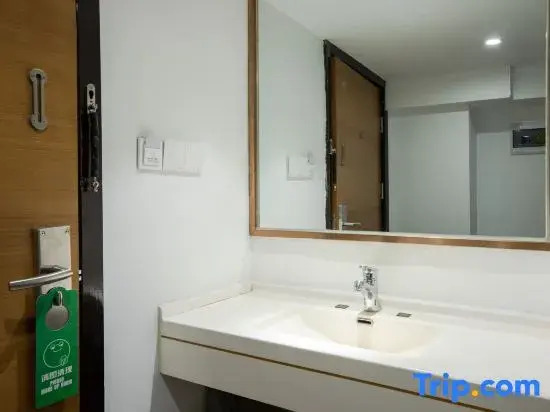 Dongchuan Boutique Hotel Beijing Road Pedestrian Street Martyrs Park Subway Station