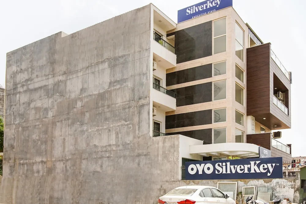 OYO 20024 SilverKey Golf Course Road