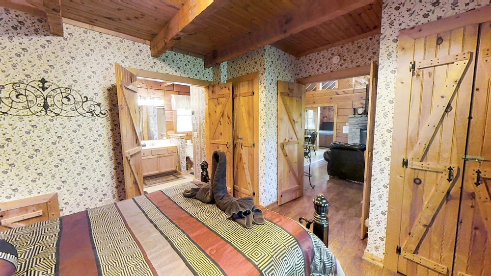 Always Misbehavin 1 Bedroom Cabin by RedAwning