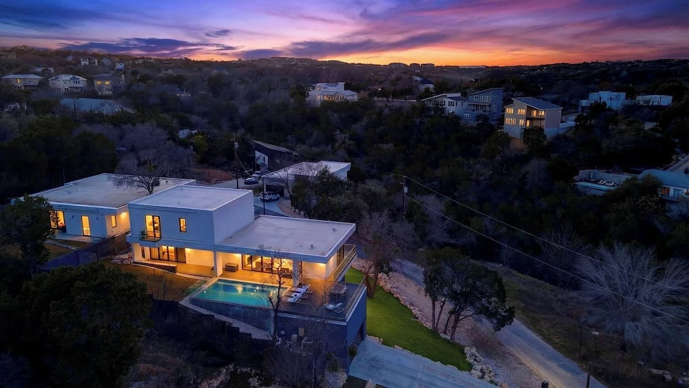 Hunters Estate by Avantstay Design-forward Hillside Home Private Pool + Firepit Close to Lake Travis + Downtown Austin