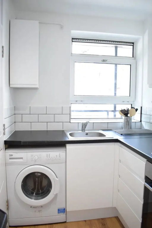 Shadwell 1 Bedroom Flat With Balcony