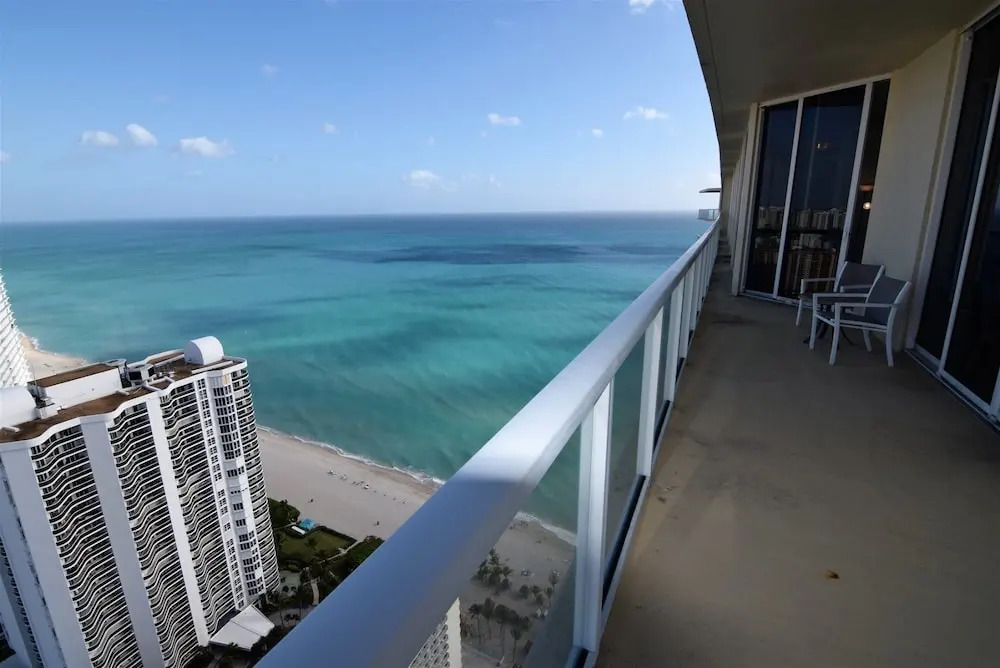 Amazing 4 Bedrooms, 5 Bath + Den Penthouse At La Perla