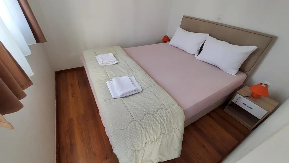 Apartment 11 Sleeps 4 Guests