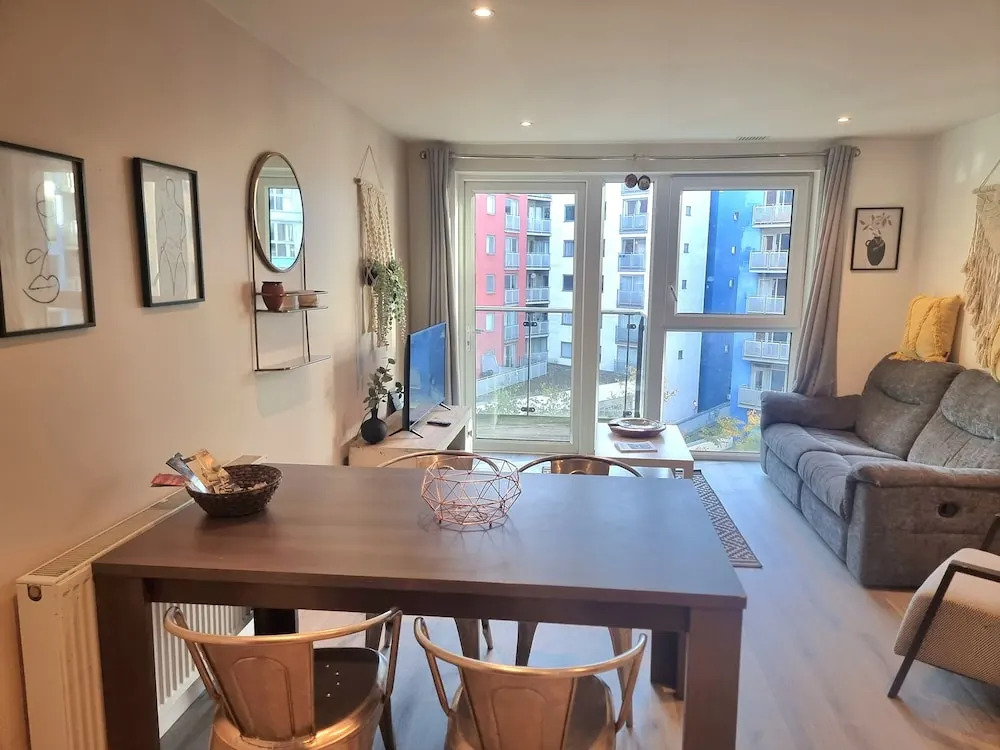2-bed 2-bath Greenwich Apartment with balcony & lift