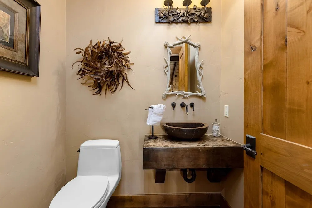 Amazing Pet-Friendly Executive Home, Ski-In Walk-Out - LR884 by Redawning