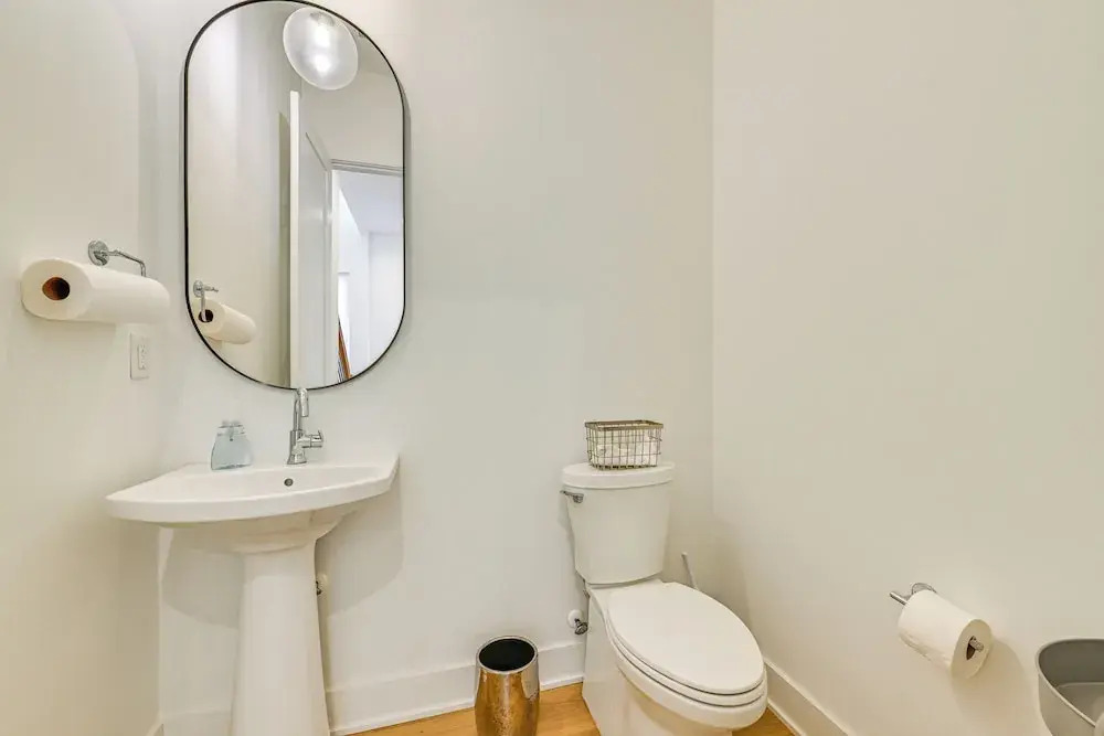 2 Mi to Bank of America Stadium: Townhome w/ Patio