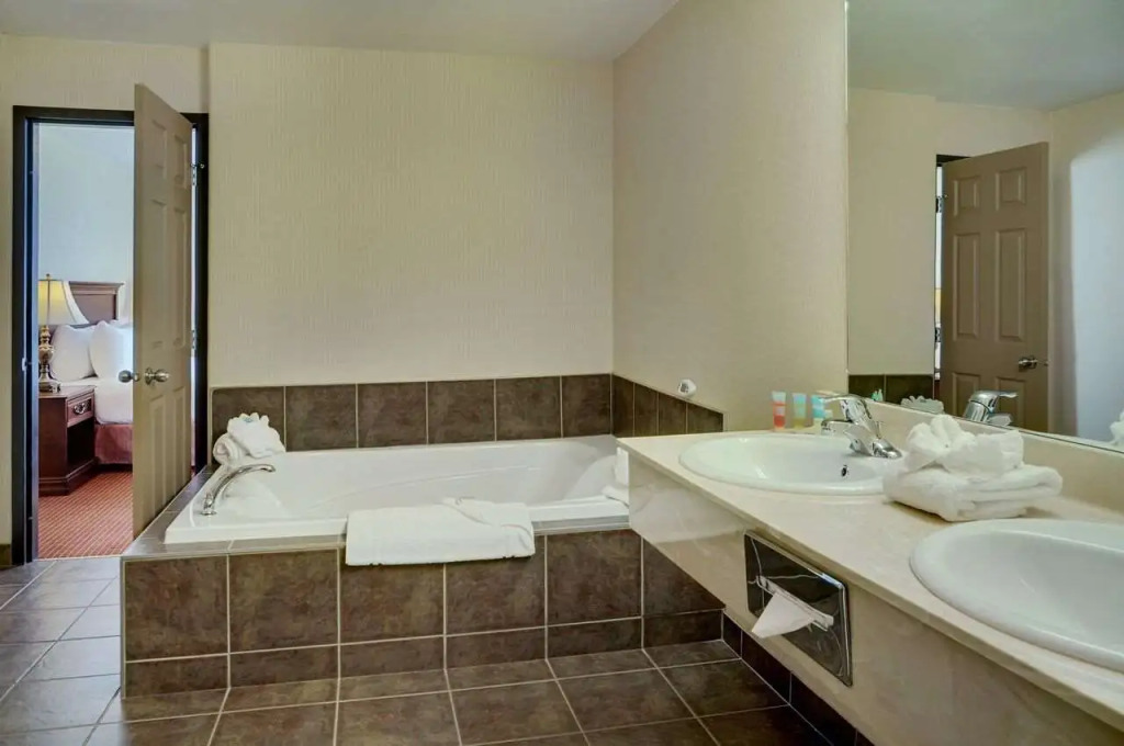Coast Grimshaw Hotel & Suites