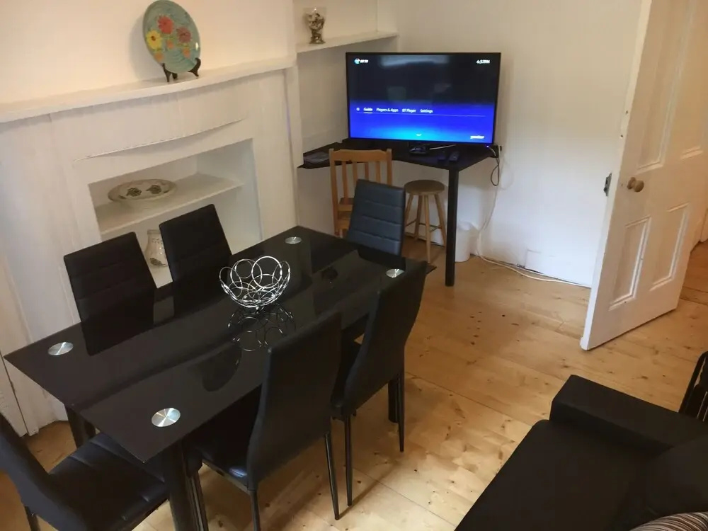 Glasgow West End Apartment