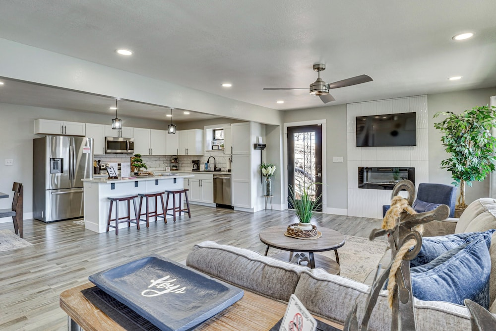 Private Dock & Theater Room: Lake Ozark Luxury
