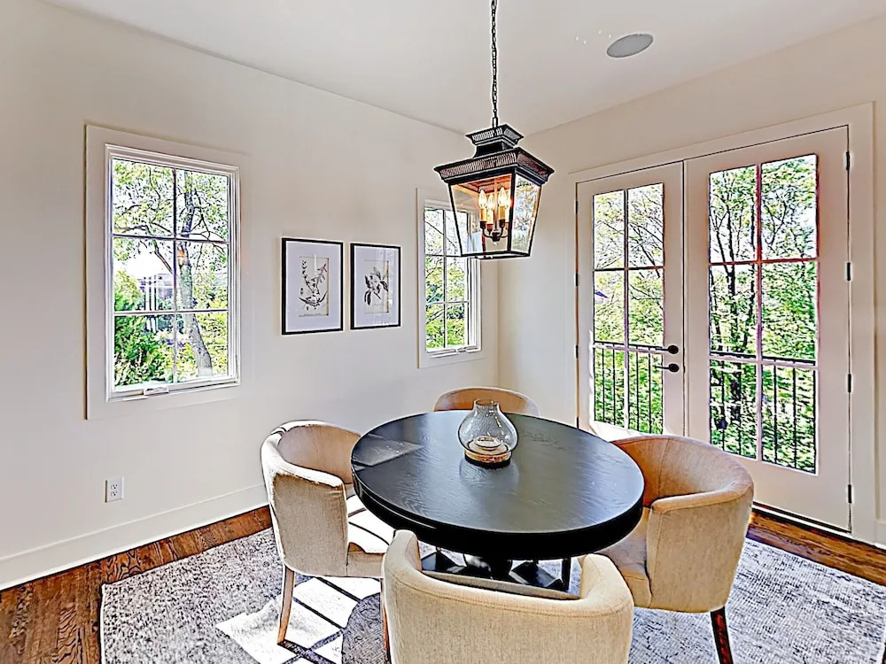 All-suite Townhome W/ Designer Furnishings 3 Bedroom Townhouse