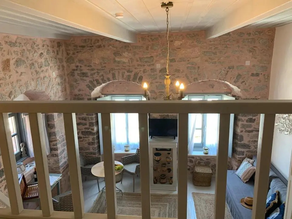 Port Mansion Studio 2 Hydra - first floor not a hotel - no cl eaning while guests inside