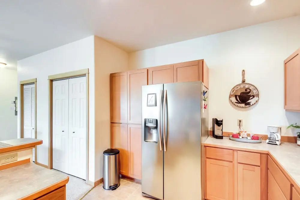 Cozy Livingston Condo w/ Balcony & Mtn View!