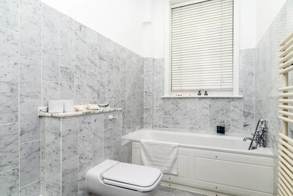 Lovely 1BR Home Near Holland Park, 4 Guests