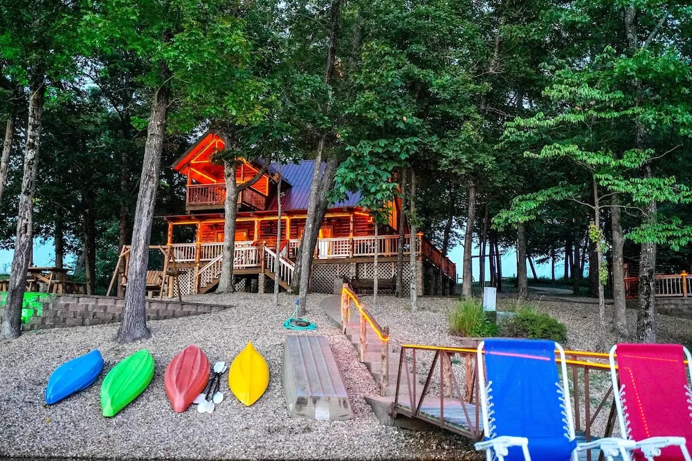 Hot Tub & Fireplace! Macks Creek Cabin on 30 Acres