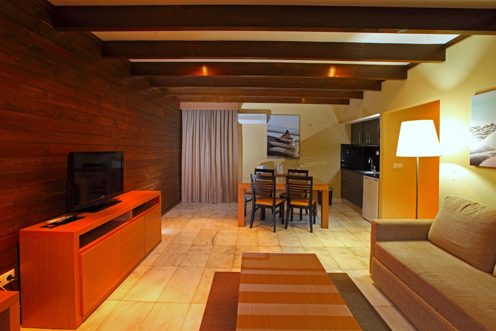Topazio Vibe Beach Hotel & Apartments