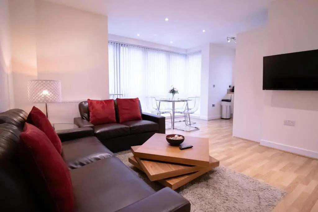 2 Bedroom 2 Bathroom Quality Serviced Accommodation Perfect for Contractors & Families, FREE Parking & WiFi with 1 Double, 2 Single Beds by Firoz Property Management