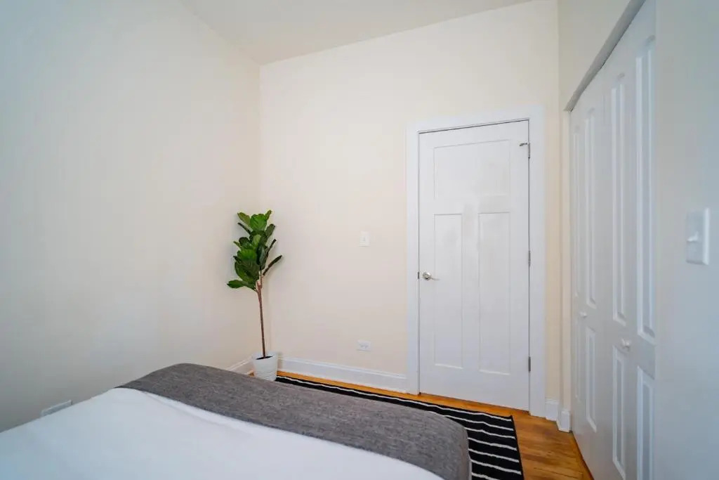 Classy 3BR 2BA Logan Square Apt with Free Parking