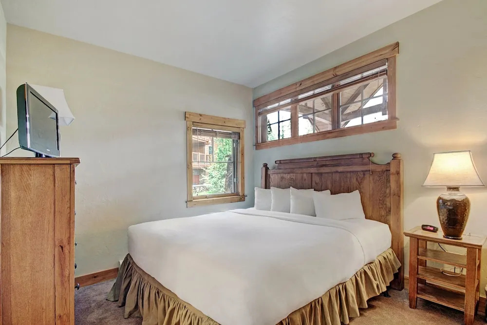 Cosmopolitan Decor + Spacious 3br In Downtown Breck Sleeps 8 3 Bedroom Townhouse by RedAwning