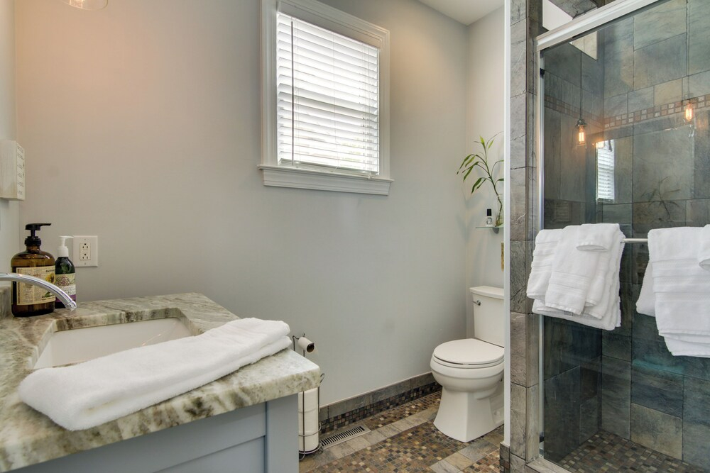 Walk to Beach! Group-friendly Ocean City Getaway