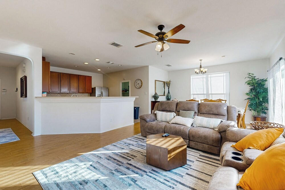 Inviting Home w/ Enlosed Yard & Gas Grill