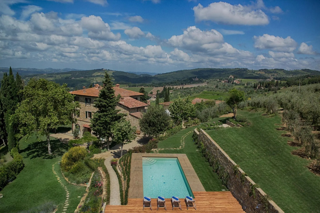 Luxury Chianti Between Grapes