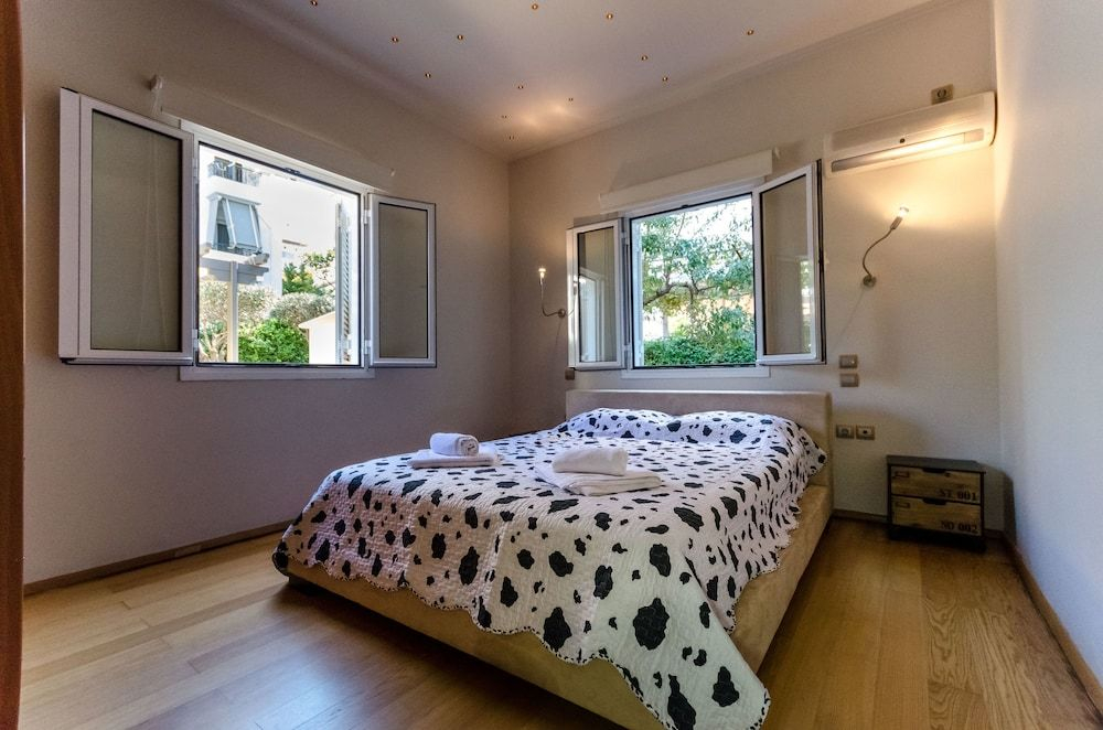 Glyfada  Aquarius Big Garden Villa
